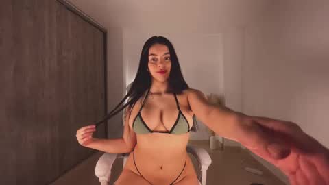 Snapshot of tiaraaa_02 chatting on October 16, 8:29 pm Tiaraaa 02 online show from October 16, 8:29 pm
