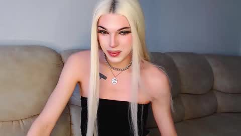 Snapshot of tiffany_smitch chatting on October 6, 5:03 am Tif online show from October 6, 5:03 am