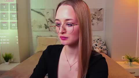Snapshot of tiffanyhunt chatting on February 17, 5:55 pm Tiffany online show from February 17, 5:55 pm