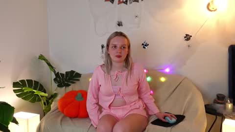 tinasiner online show from October 17, 3:49 pm