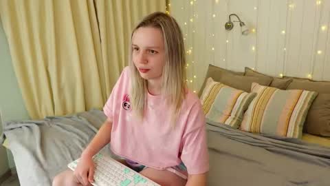 tinasiner online show from November 16, 4:31 pm