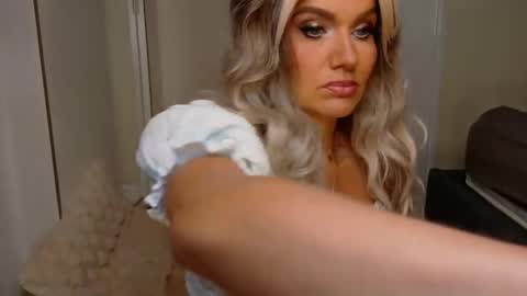 tinkerbell822 online show from April 22, 7:48 am