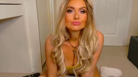 tinkerbell822 online show from October 30, 10:38 am