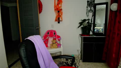 I AM BELLA  ----------- follow my  IG  TINNS 69 online show from October 18, 2:38 am