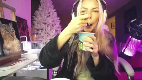 stage Kylie Sinner  brand CLITBAIT online show from January 17, 4:11 am