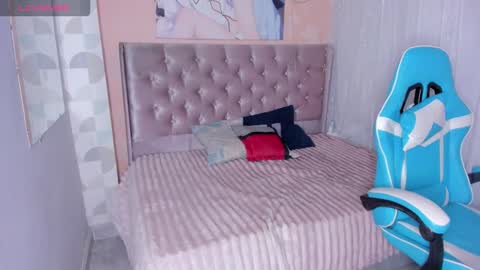 tinysophi online show from November 11, 1:08 am