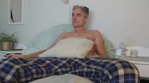 Daniel Bisexual uncut 20cm online show from December 14, 2:53 pm