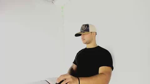 Snapshot of tommy_sccott chatting on September 24, 11:33 pm tommy_sccott online show from September 24, 11:33 pm