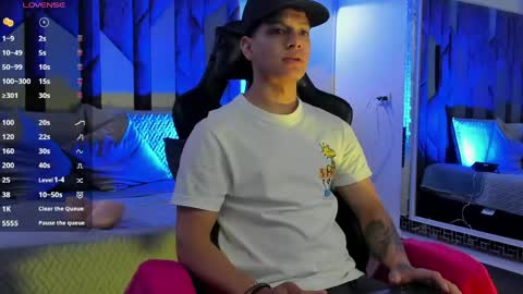 tony_petrov online show from May 18, 7:36 am