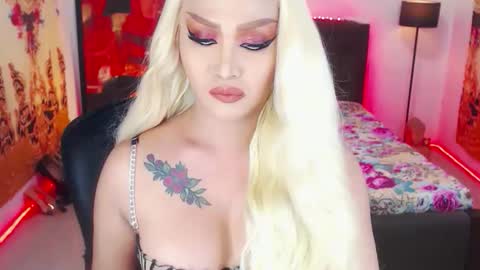 KYLIE BELLA  TS online show from January 9, 6:46 pm