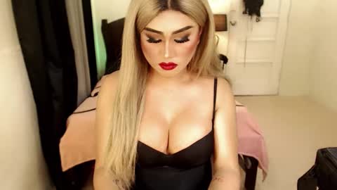 Snapshot of tshugescock chatting on March 10, 8:28 am SEDUCTIVEmistresCUMS online show from March 10, 8:28 am