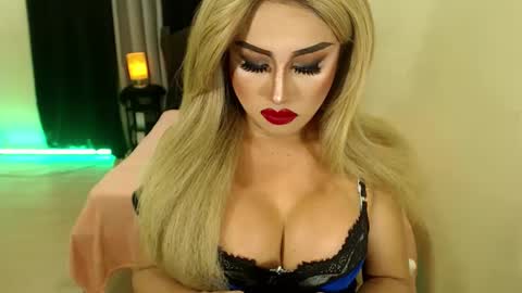 Snapshot of tshugescock chatting on February 21, 8:05 pm SEDUCTIVEmistresCUMS online show from February 21, 8:05 pm