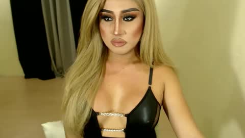 Snapshot of tshugescock chatting on February 17, 10:05 pm SEDUCTIVEmistresCUMS online show from February 17, 10:05 pm