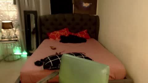 Snapshot of tshugescock chatting on October 21, 5:45 am SEDUCTIVEmistresCUMS online show from October 21, 5:45 am