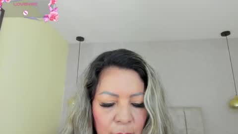 tutu_milf online show from May 27, 7:11 pm