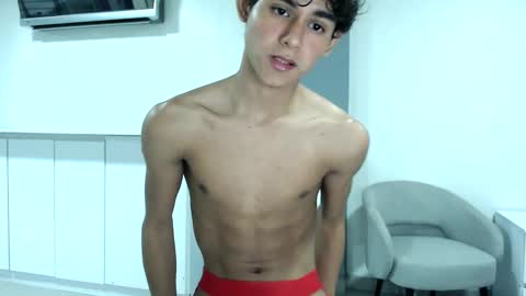 Snapshot of twink_waldorf chatting on December 10, 9:11 pm Twink Waldorf online show from December 10, 9:11 pm