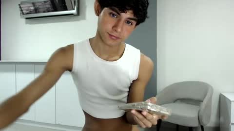 Snapshot of twink_waldorf chatting on December 6, 6:22 pm Twink Waldorf online show from December 6, 6:22 pm
