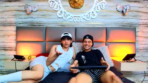 twinslovers_ online show from September 19, 8:23 pm