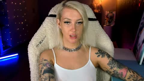 Miley online show from April 5, 2:25 pm