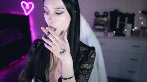 Izzy    online show from December 7, 4:42 pm