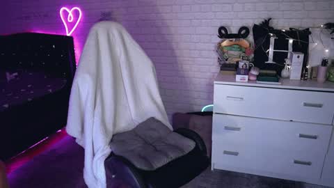 Izzy    online show from December 15, 7:31 pm