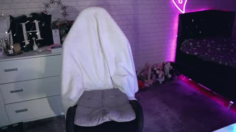 Izzy    online show from March 10, 10:02 pm