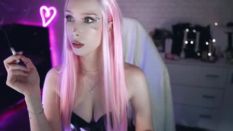 Izzy    online show from March 3, 5:20 pm