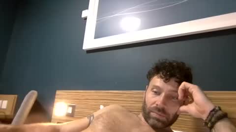 ukguyitsme online show from November 26, 11:34 pm