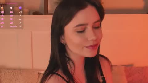 Una  online show from March 21, 9:03 am