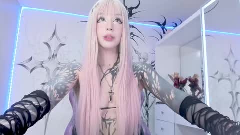 Snapshot of unachimbaherida chatting on February 20, 3:45 am Elle Danielle online show from February 20, 3:45 am