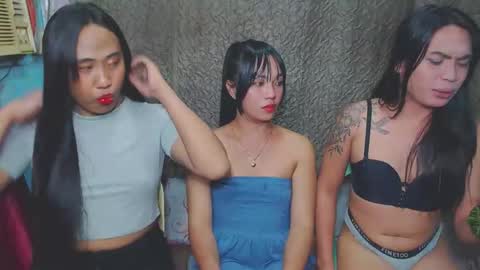 Snapshot of underratedgirlsx chatting on October 6, 5:31 pm ROSEYUKIDAISYALEXAALICE online show from October 6, 5:31 pm