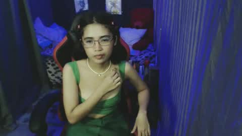 Snapshot of urdreamgirljayne chatting on December 5, 9:44 am urdreamgirljayne online show from December 5, 9:44 am