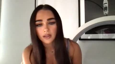 urfavemila online show from May 6, 2:06 am