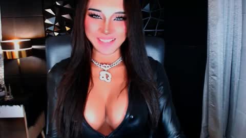 Snapshot of urgoddess_bella chatting on October 10, 12:00 pm My bella 3 online show from October 10, 12:00 pm