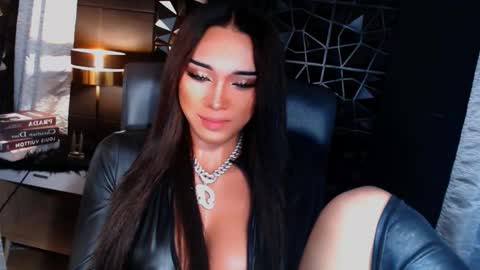 Snapshot of urgoddess_bella chatting on October 4, 8:56 am My bella 3 online show from October 4, 8:56 am