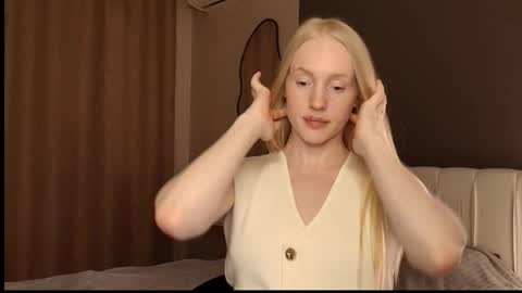 ElizabethLizy online show from May 29, 6:50 pm