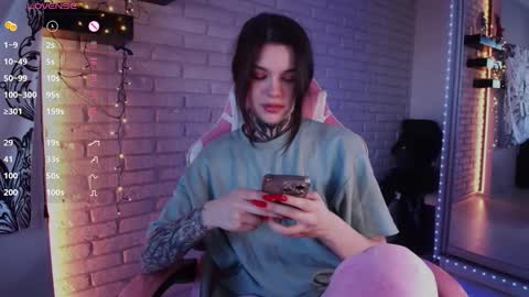 Snapshot of uwu_eva chatting on January 8, 10:15 am Eva online show from January 8, 10:15 am