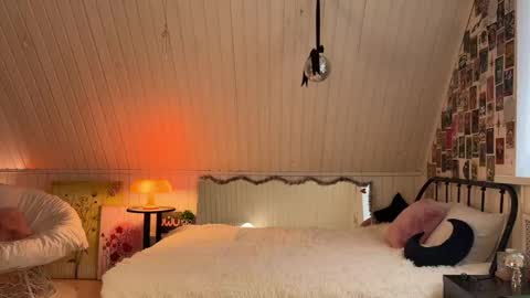 Anika On vacation online show from April 8, 1:36 pm