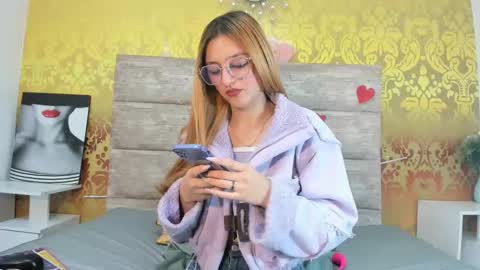 vaaiolett_12 online show from March 3, 4:05 pm