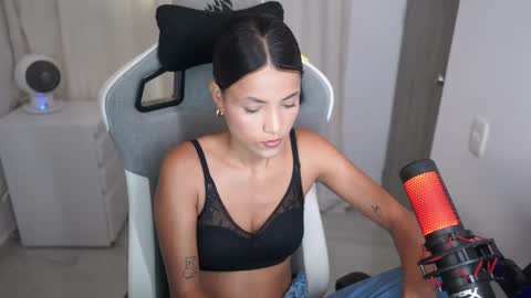 valecute01 online show from October 27, 9:15 pm