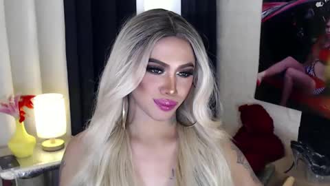 Snapshot of valentina_goddess_tsxxx chatting on February 25, 12:25 am Amanda online show from February 25, 12:25 am