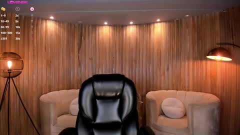 Snapshot of valeriavelvet chatting on February 19, 12:00 pm Vale online show from February 19, 12:00 pm