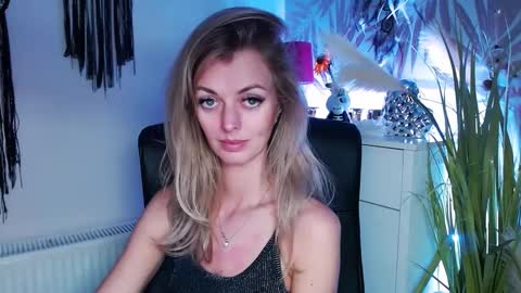 Valerie  online show from February 24, 9:31 pm