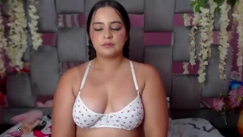 Snapshot of valerysexx_ chatting on January 15, 6:12 am vale online show from January 15, 6:12 am