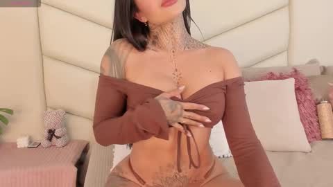 Snapshot of valky_bes chatting on October 18, 1:21 am ValkyBes online show from October 18, 1:21 am