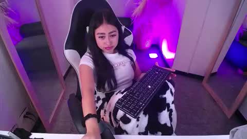 vallolett__ online show from March 9, 8:24 pm