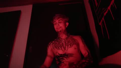 Snapshot of vampiredavyd chatting on February 11, 5:16 am david guzman i model independenthelp me with a thumbs up online show from February 11, 5:16 am