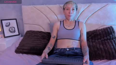 vane_grey online show from May 26, 8:48 pm