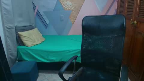 vane_latin18 online show from March 24, 8:04 pm