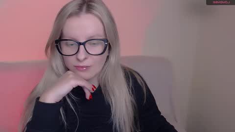 Mia online show from November 25, 8:13 am